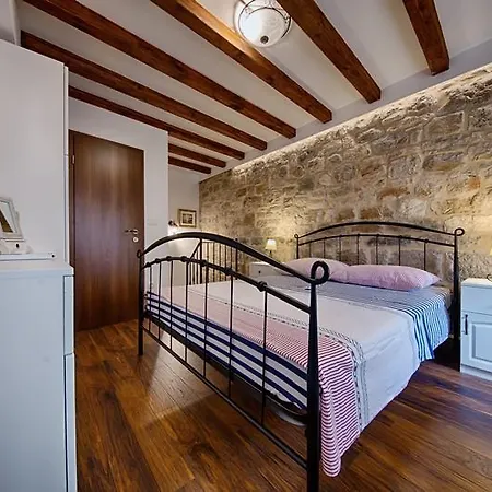 Riva 1 Apartment Komiža